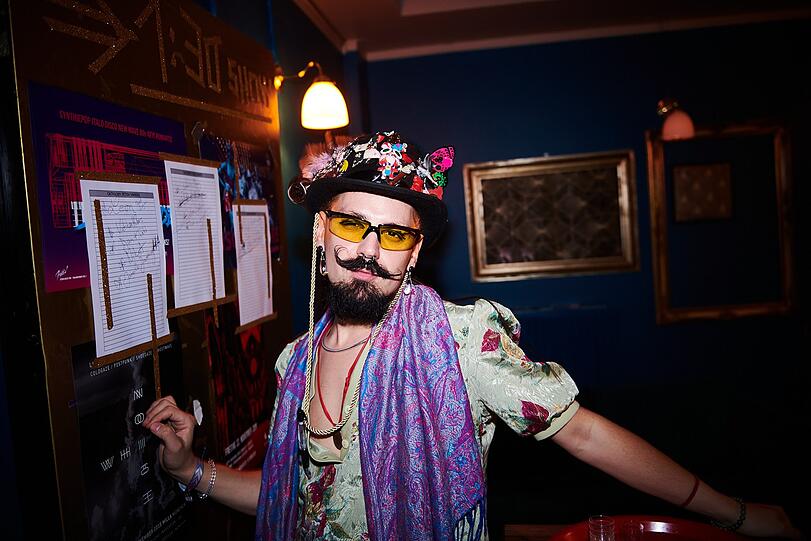 Auf dem rauschenden Ball im Folks Club wird Liebe und Vielfalt gefeiert.