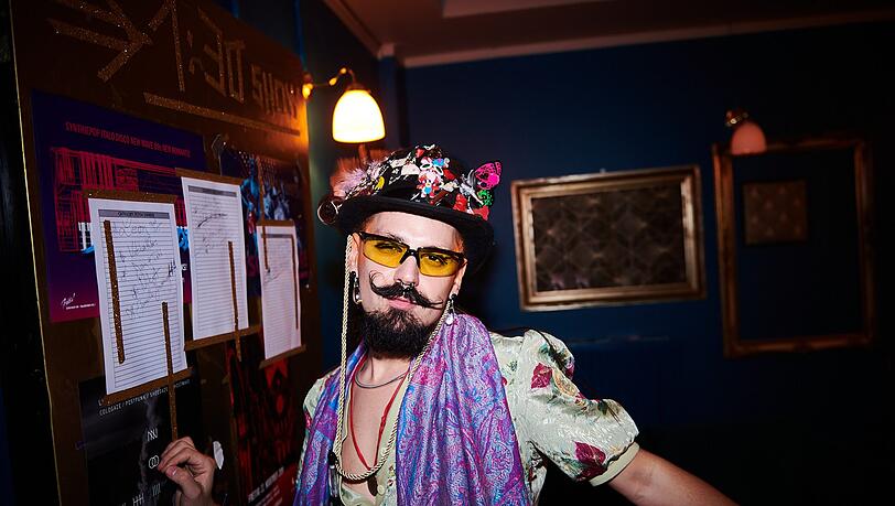 Auf dem rauschenden Ball im Folks Club wird Liebe und Vielfalt gefeiert. Auf dem rauschenden Ball im Folks Club wird Liebe und Vielfalt gefeiert.