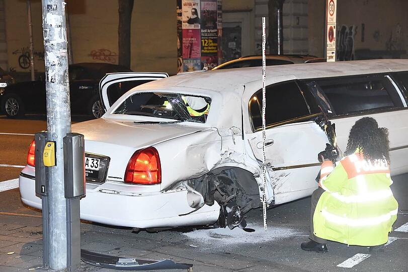 In der Blumenstraße hat es am Samstagabend heftig geknallt - die Bilder von der Unfallstelle.