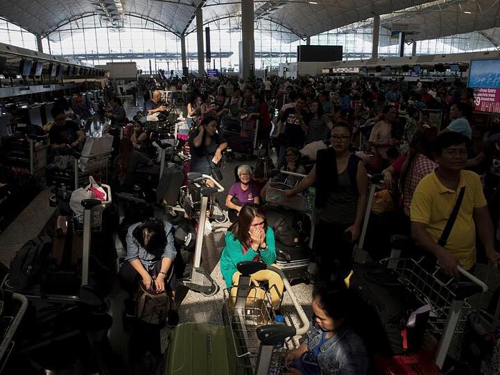Reisende warten am Terminal des Flughafens. Hongkongs Protestbewegung hat den Flughafen der Stadt den zweiten Tag in Folge zum Stillstand gebracht.