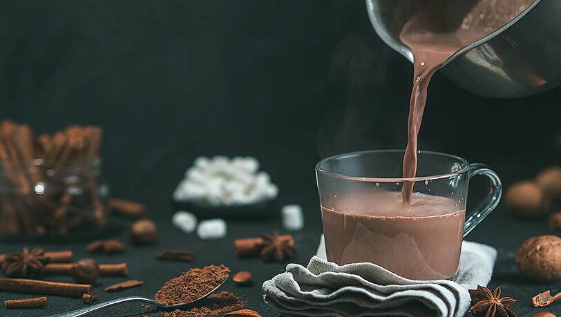 Zimt, Karamell oder Amaretto verfeinern die heiße Schokolade. Zimt, Karamell oder Amaretto verfeinern die heiße Schokolade.