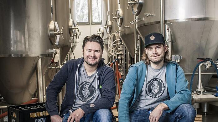 Brauen in Unterschleißheim (v.l.): Mario Hanel und Timm Schnigula. Angefangen hat alles 2011 viel kleiner: in einer Wohngemeinschaft im Glockenbachviertel.