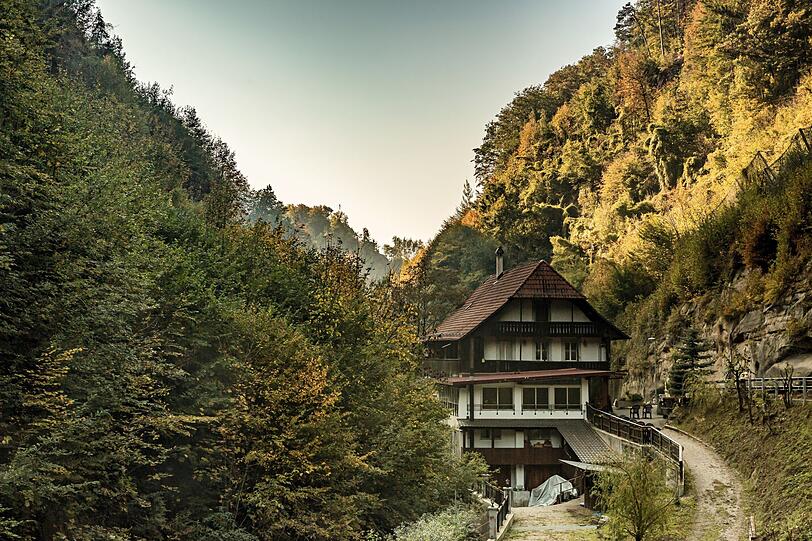 Das Restaurant „Pinte des trois canards" liegt mitten in der Natur im Galterntal und bietet saisonale Küche, Freiburger Käsefondue und frische Forellen.