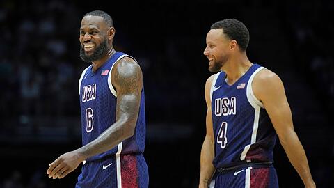 Laufen für die USA auf: NBA-Superstar James und Curry.