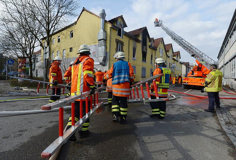 In den Flammen kamen mindestens acht Menschen ums Leben, darunter sieben Kinder. Die Bilder von den Löscharbeiten.