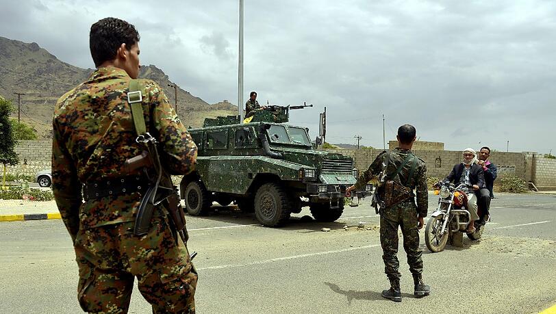 Die Straße, die zu den Botschaften der USA und Großbritannien in Sanaa führt, wird von Soldaten bewacht.