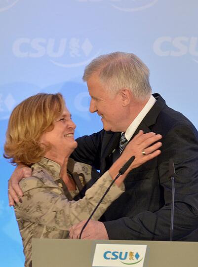 Seehofer führt den Wahlerfolg auch auf eine große Geschlossenheit der Partei zurück. &bdquo;Alle waren beseelt von dem Gedanken: 'Wir wollen gewinnen' &ndash; und wir haben gewonnen&ldquo;. Aber es war auch eine &bdquo;mörderische Arbeit.&ldquo;