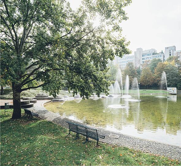 Sitz di nieder: Der Park zieht sich ins Viertel hinein.