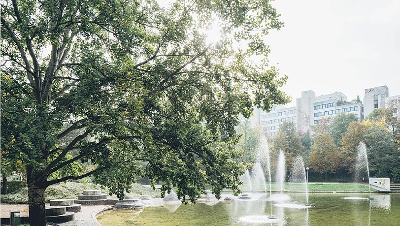 Sitz di nieder: Der Park zieht sich ins Viertel hinein. Sitz di nieder: Der Park zieht sich ins Viertel hinein.
