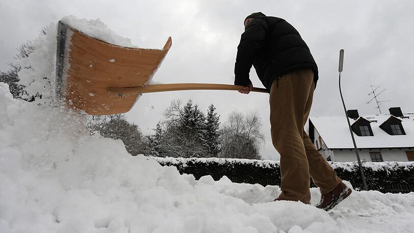Massenweise Schnee in Bayern. Vor allem am Sonntag soll es wieder kräftig schneien.