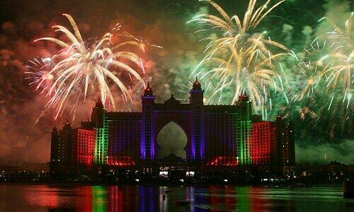 Buntes Feuerwerk hinter dem Hotel "Atlantis the Palm"