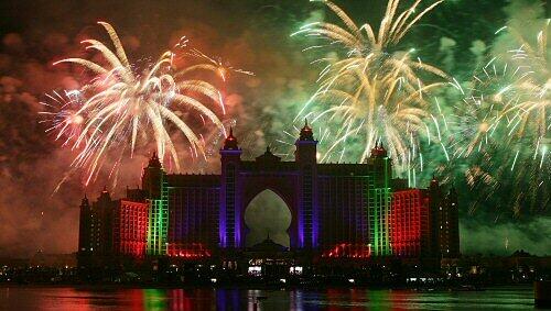 Buntes Feuerwerk hinter dem Hotel "Atlantis the Palm" Buntes Feuerwerk hinter dem Hotel "Atlantis the Palm"