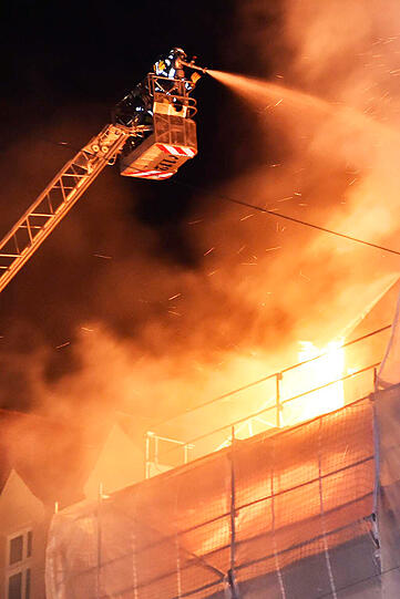 Bei dem Großbrand in Schwabing entsteht ein Millionenschaden. Die Feuerwehr ist mit 120 Mann vor Ort.