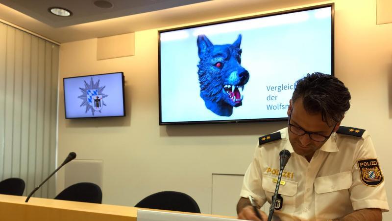 Polizeisprecher Marcus da Gloria Martins zeigt ein Vergleichsbild einer Wolfsmaske. In München hat ein Mann mit Wolfsmaske ein elfjähriges Mädchen vergewaltigt. (RCHIV9