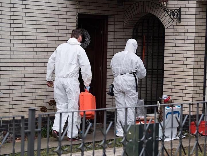 Kriminaltechniker der Berliner Polizei untersuchen das Haus der Schwester der verschwundenen 15-jährigen Rebecca.