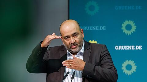 Der Grünen-Vorsitzende Omid Nouripour fordert eine stärkere Aufklärung in der Affäre um ein antisemitisches Flugblatt.