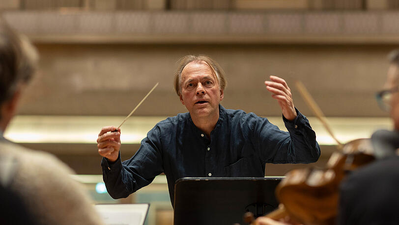 Thomas Hengelbrock wurde 1958 in Wilhelmshaven geboren. Er studierte Geige, war Konzertmeister der Jungen Deutschen Philharmonie und Mitbegründer des Freiburger Barockorchesters. Von 2011 bis 2017 war der Chefdirigent des NDR Elbphilharmonie Orchesters. mit dem er alle Brahms-Symphonien aufnahm. Thomas Hengelbrock wurde 1958 in Wilhelmshaven geboren. Er studierte Geige, war Konzertmeister der Jungen Deutschen Philharmonie und Mitbegründer des Freiburger Barockorchesters. Von 2011 bis 2017 war der Chefdirigent des NDR Elbphilharmonie Orchesters. mit dem er alle Brahms-Symphonien aufnahm.