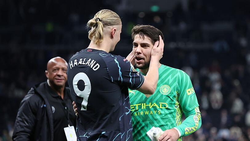 City-Star Erling Haaland (l) bedankt sich bei Torwart Stefan Ortega.