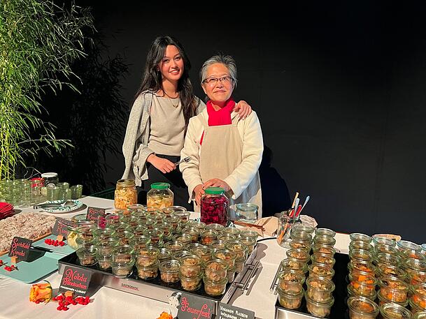 Leah New (l.) und Kristin Kim bieten auf dem Winter-Tollwood unter anderem Spezialitäten mit Kimchi an.
