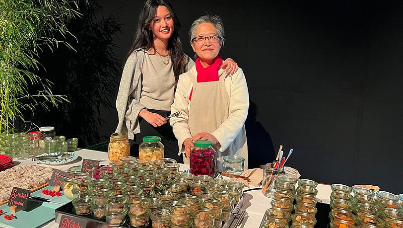 Leah New (l.) und Kristin Kim bieten auf dem Winter-Tollwood unter anderem Spezialitäten mit Kimchi an. Leah New (l.) und Kristin Kim bieten auf dem Winter-Tollwood unter anderem Spezialitäten mit Kimchi an.