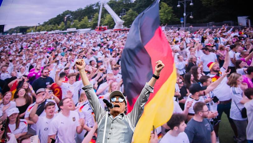 Public Viewing in der Nacht? Deutsche WM-Fans m&uuml;ssen mitunter lange wach bleiben. (Archivbild)