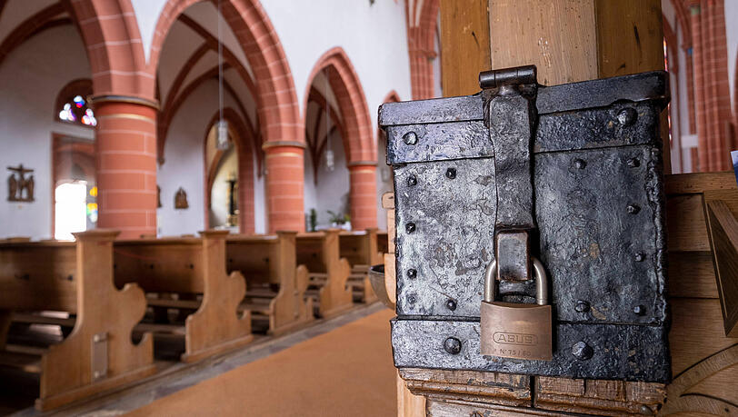 Ein verschlossener Opferstock in einer Kirche. (Symbolbild)