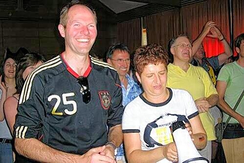 "Die Stimmung ist ja auch bei uns toll": Gerhard und Klaudia Müller, die Eltern von Thomas Müller.