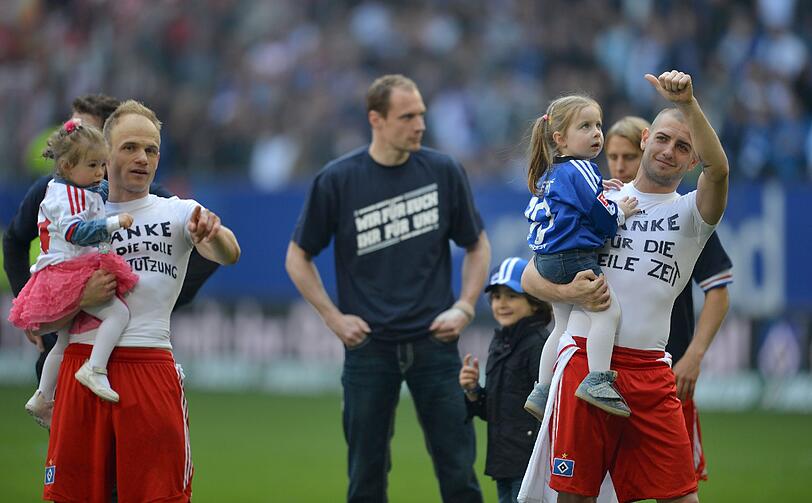 Abschied im Doppelpack vom Hamburger Sportverein: Mladen Petric und David Jarolim mit ihren Töchtern auf dem Arm.