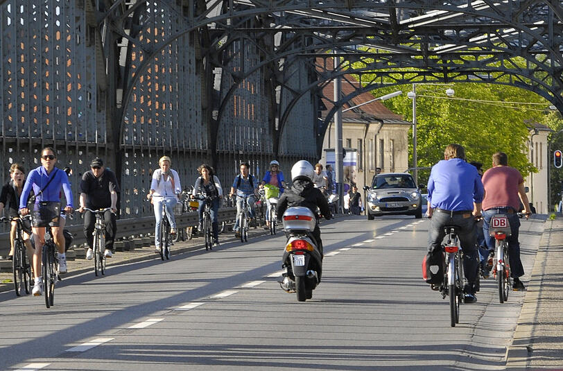 Beliebte Radlstrecke: Um westlich vom Hauptbahnhof über die Bahngleise zu kommen, fahren viele Radfahrer über die Hackerbrücke.