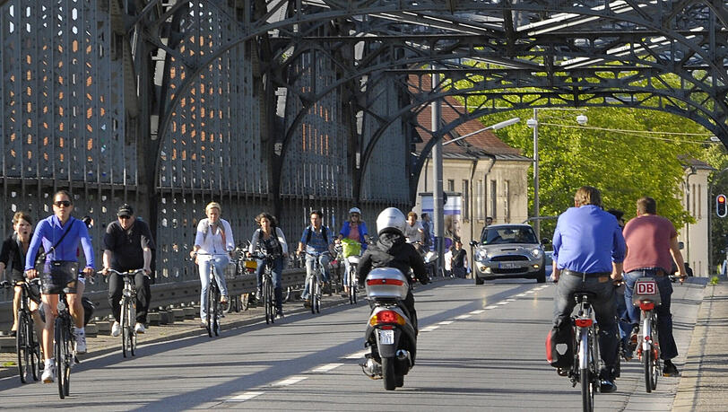 Beliebte Radlstrecke: Um westlich vom Hauptbahnhof über die Bahngleise zu kommen, fahren viele Radfahrer über die Hackerbrücke. Beliebte Radlstrecke: Um westlich vom Hauptbahnhof über die Bahngleise zu kommen, fahren viele Radfahrer über die Hackerbrücke.