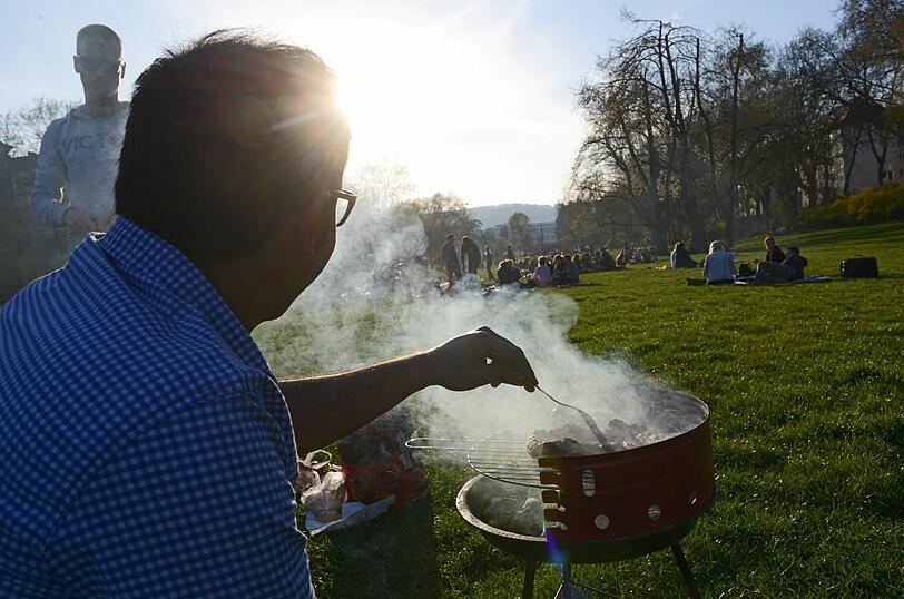 Q wie Qualm: entsteht, wenn Fett in die Glut tropft. Hilft: Mariniertes abtupfen, nicht mit der Gabel ins Fleisch stechen, Grillschale verwenden.