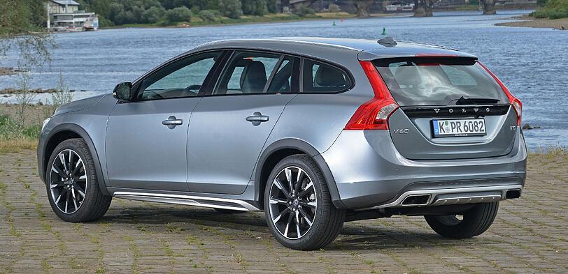 Das Heck macht den Unterschied: Der Volvo V60 Cross Country basiert auf einem schicken, aber nicht sehr geräumigen Lifestyle-Kombi.