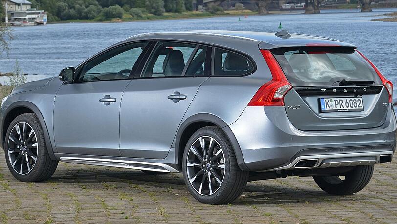 Das Heck macht den Unterschied: Der Volvo V60 Cross Country basiert auf einem schicken, aber nicht sehr geräumigen Lifestyle-Kombi. Das Heck macht den Unterschied: Der Volvo V60 Cross Country basiert auf einem schicken, aber nicht sehr geräumigen Lifestyle-Kombi.