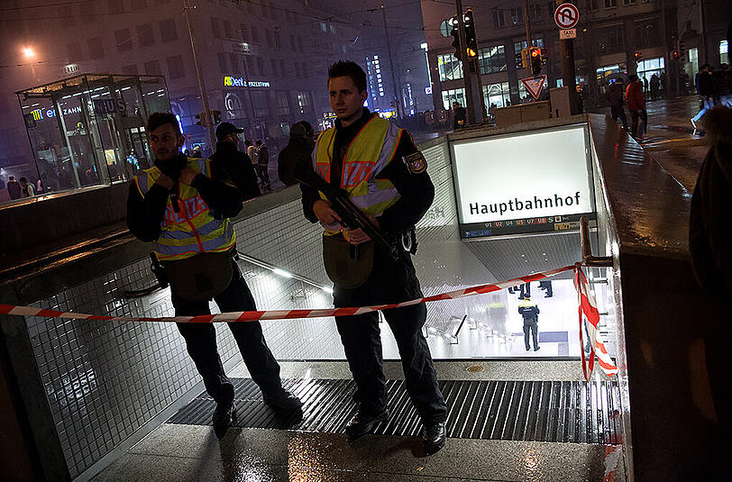 Polizisten riegelten in der Silvesternacht den Hauptbahnhof ab. Angeblich war der erste Hinweis auf Anschlagspläne bereits vor Weihnachten eingegangen.