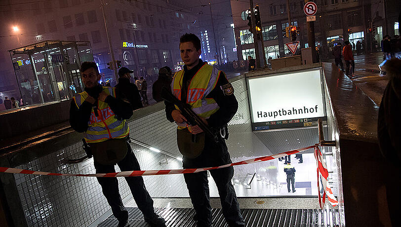Polizisten riegelten in der Silvesternacht den Hauptbahnhof ab. Angeblich war der erste Hinweis auf Anschlagspläne bereits vor Weihnachten eingegangen. Polizisten riegelten in der Silvesternacht den Hauptbahnhof ab. Angeblich war der erste Hinweis auf Anschlagspläne bereits vor Weihnachten eingegangen.