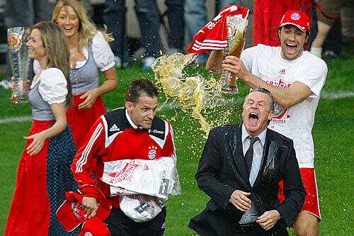 Das durfte dann natürlich angemessen gefeiert werden, 2008 gibt es die Bierdusche für den damaligen Trainer Ottmar Hitzfeld.