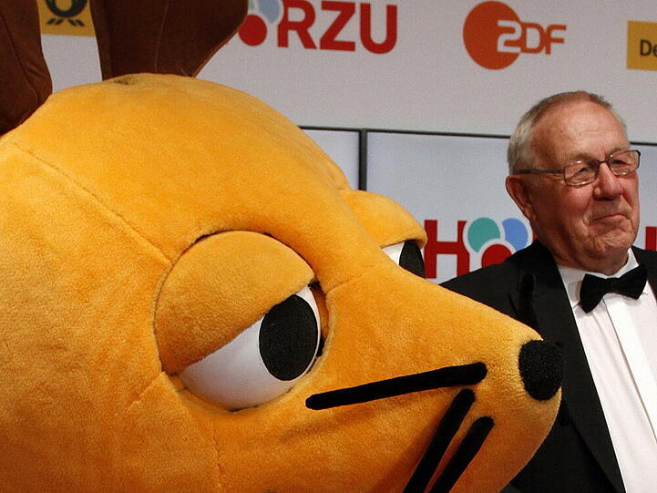 Armin Maiwald und die Maus bei der Verleihung der Goldenen Kamera 2013