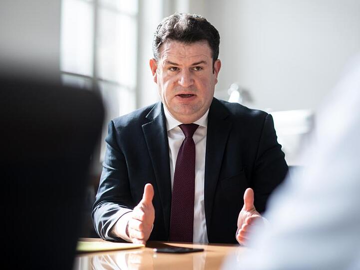 "Ich werde Vorschläge machen, wie wir schneller die Marke von 12 Euro pro Stunde als Lohnuntergrenze erreichen können", sagt Heil.