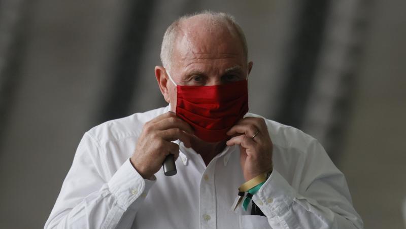 Uli Hoeneß, ehemaliger Präsident von Bayern München, zieht den Mundschutz zurecht. Foto: Ronald Wittek/epa/Pool/dpa/Archivbild Uli Hoeneß, ehemaliger Präsident von Bayern München, zieht den Mundschutz zurecht. Foto: Ronald Wittek/epa/Pool/dpa/Archivbild