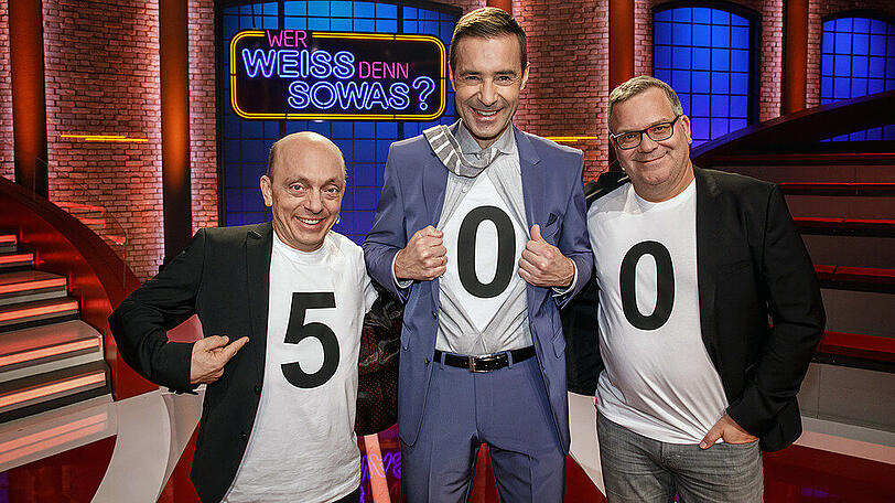 Moderator Kai Pflaume (Mitte) stellt Bernhard Hoëcker (l.) und Elton knifflige Fragen.