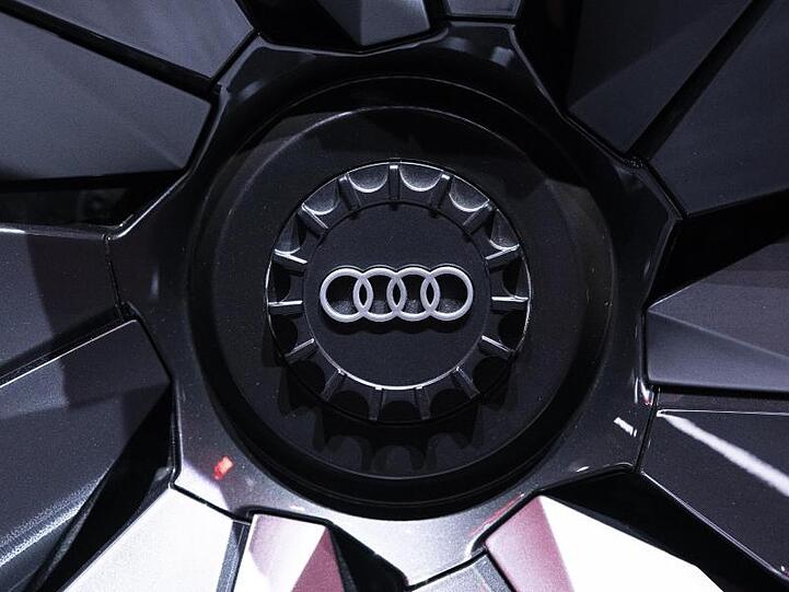 Das Audi-Logo ist auf einer Felge zu sehen. Foto: Silas Stein/dpa/Archivbild