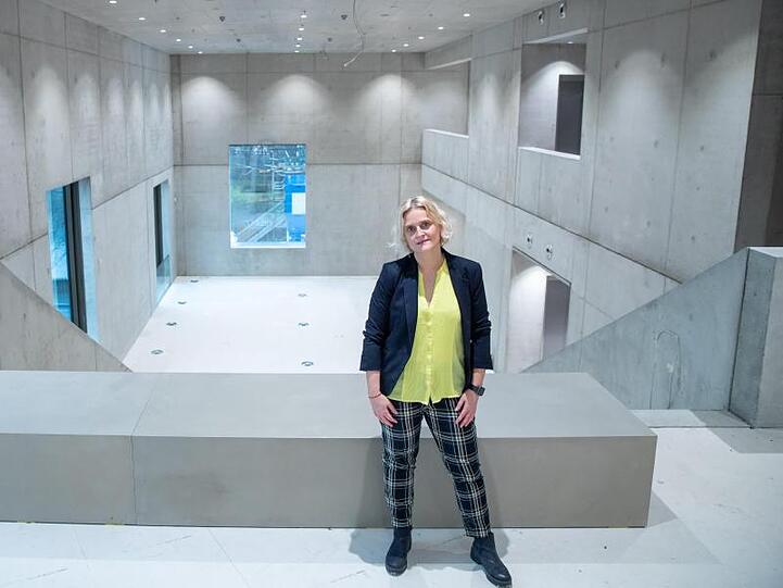 Marion Grether, künftige Leiterin des Nürnberger Zukunftsmuseums, steht auf der Museumsbaustelle. Foto: Daniel Karmann/dpa/Archivbild
