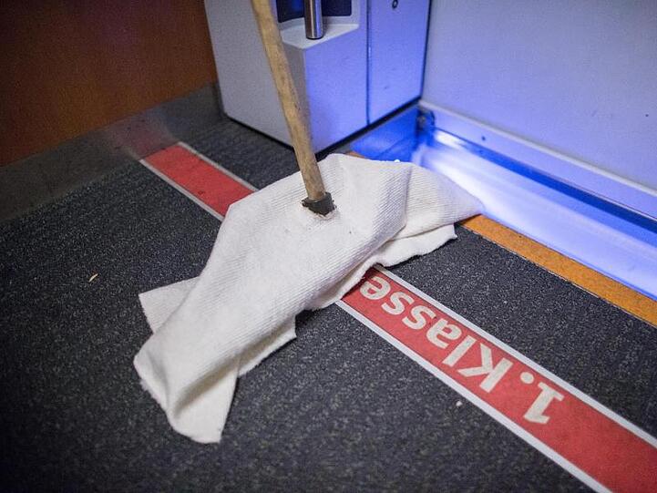 Ein Wischmopp steht an einem Eingangsschild für die erste Klasse in einem ICE. Foto: Marcel Kusch/Archiv