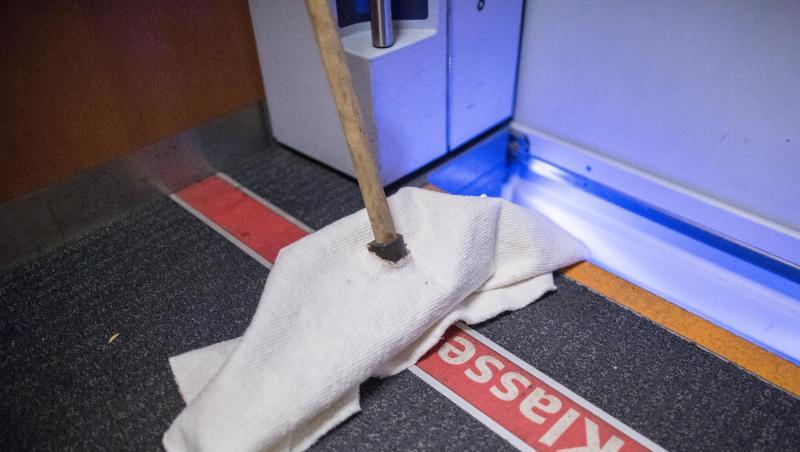 Ein Wischmopp steht an einem Eingangsschild für die erste Klasse in einem ICE. Foto: Marcel Kusch/Archiv Ein Wischmopp steht an einem Eingangsschild für die erste Klasse in einem ICE. Foto: Marcel Kusch/Archiv