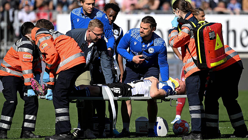 Bielefelds Fabian Kunze wird nach dem brutalen Foul von Tanguy Nianzou mit einer Trage vom Platz gebracht. Bielefelds Fabian Kunze wird nach dem brutalen Foul von Tanguy Nianzou mit einer Trage vom Platz gebracht.