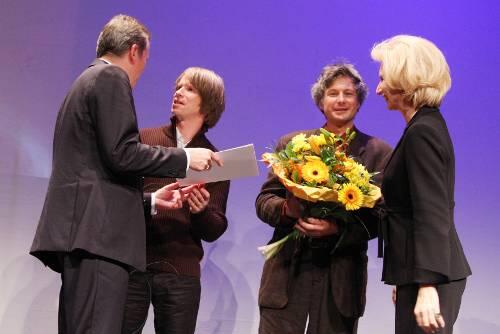 Wurden als Hauptpreisträger gefeiert: Tristan Vogt (li. mit OB Ulrich Maly) und Joachim Torbahn (mit Julia Lehner).