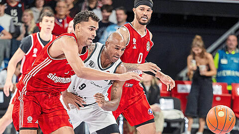 Durchsetzungsstark: Oscar da Silva (l.) zeigt beim Debüt für den FC Bayern Basketball, welchen Wert er in Zukunft haben kann.