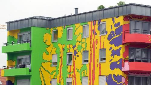 Quietschgelb, grün, orange und rot: Für die Stadt Regensburg erfüllt die Hausfarbe den "Tatbestand der Verunstaltung". Quietschgelb, grün, orange und rot: Für die Stadt Regensburg erfüllt die Hausfarbe den "Tatbestand der Verunstaltung".