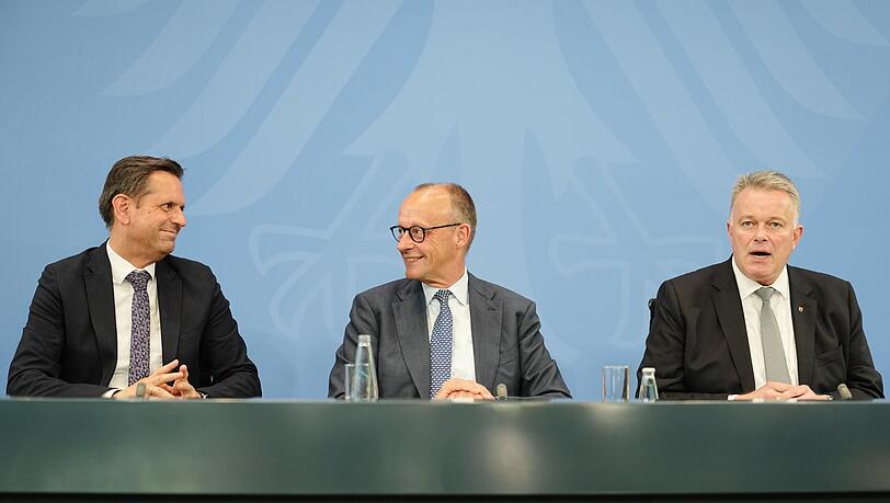 Kanzler Friedrich Merz und die Regierungschefs von Niedersachsen, Olaf Lies (l.), und Rheinland-Pfalz, Gordon Schnieder (r.), stellten die Ergebnisse vor.