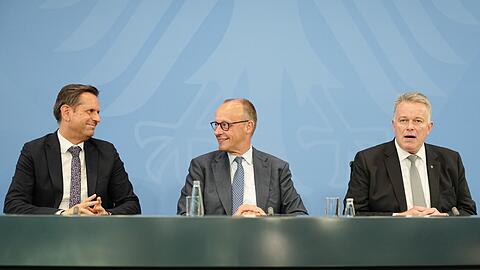 Kanzler Friedrich Merz und die Regierungschefs von Niedersachsen, Olaf Lies (l.), und Rheinland-Pfalz, Gordon Schnieder (r.), stellten die Ergebnisse vor.